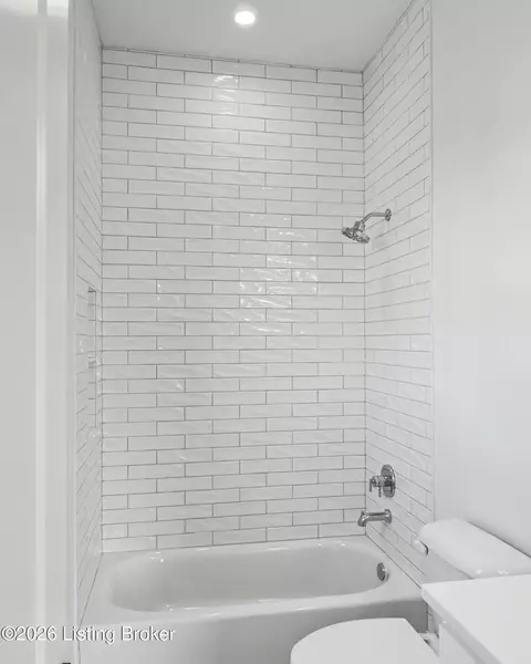 Bath - 4002 Paramont Cmns, Prospect, KY 40059 photo 3 of 11