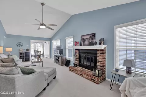 8018 Cloudcroft Ln, Louisville, KY 40220