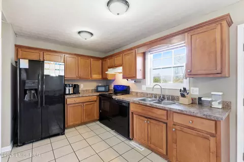 Kitchen - 29 Royal Gold Ct, Springfield, KY 40069 photo 1 of 2