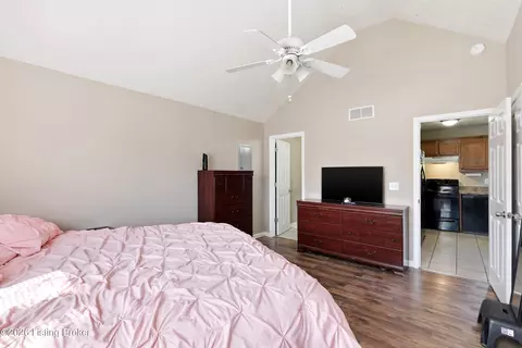 Bedroom - 29 Royal Gold Ct, Springfield, KY 40069 photo 3 of 7