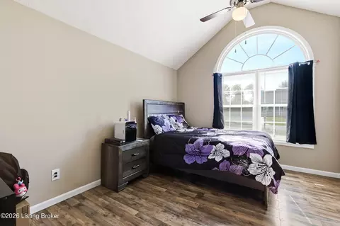 Bedroom - 29 Royal Gold Ct, Springfield, KY 40069 photo 4 of 7