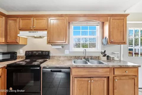 Kitchen - 29 Royal Gold Ct, Springfield, KY 40069 photo 2 of 2