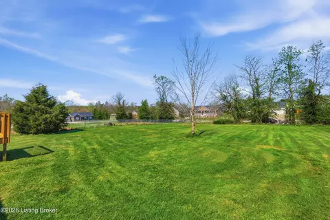 Exterior - 29 Royal Gold Ct, Springfield, KY 40069 photo 5 of 7