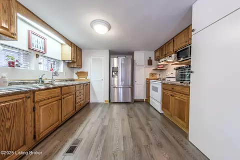 Kitchen - 498 Rainbow Knob Ln, Mc Daniels, KY 40152 photo 2 of 3