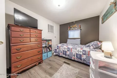 Bedroom - 498 Rainbow Knob Ln, Mc Daniels, KY 40152 photo 4 of 9