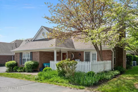 8405 Fox Pointe Pl, Lyndon, KY 40242