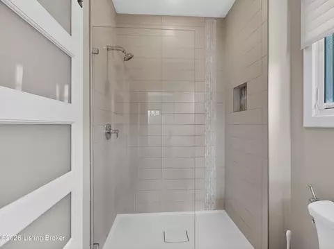 Bath - 6110 Maddox Blvd, Prospect, KY 40059 photo 2 of 10