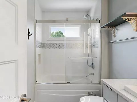 Bath - 6110 Maddox Blvd, Prospect, KY 40059 photo 8 of 10