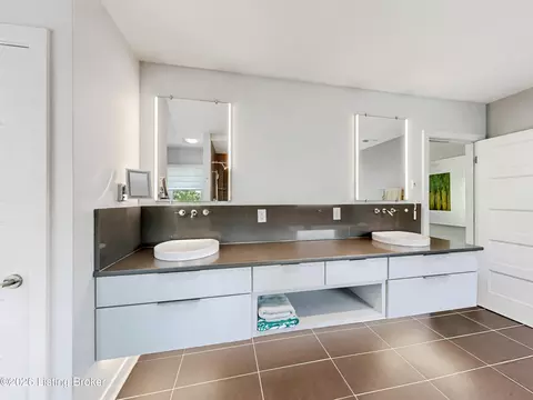 Bath - 6110 Maddox Blvd, Prospect, KY 40059 photo 4 of 10
