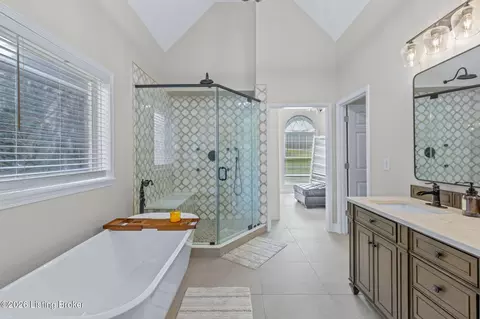 Bath - 10609 Elder Ln, Prospect, KY 40059 photo 3 of 12