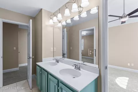 Bath - 10609 Elder Ln, Prospect, KY 40059 photo 6 of 12