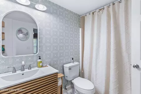 Bath - 10609 Elder Ln, Prospect, KY 40059 photo 7 of 12