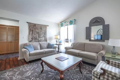Living - 102 Thicket Ct, Radcliff, KY 40160 photo 3 of 4