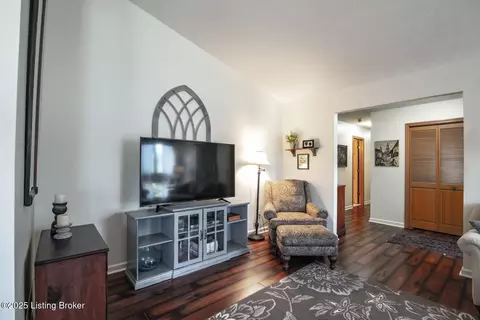 Entry Way - 102 Thicket Ct, Radcliff, KY 40160 photo 4 of 8