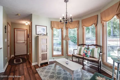 Entry Way - 102 Thicket Ct, Radcliff, KY 40160 photo 5 of 8