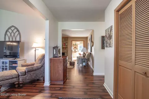 Entry Way - 102 Thicket Ct, Radcliff, KY 40160 photo 3 of 8