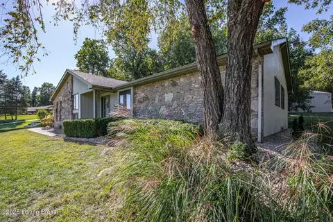 Exterior - 102 Thicket Ct, Radcliff, KY 40160 photo 7 of 18