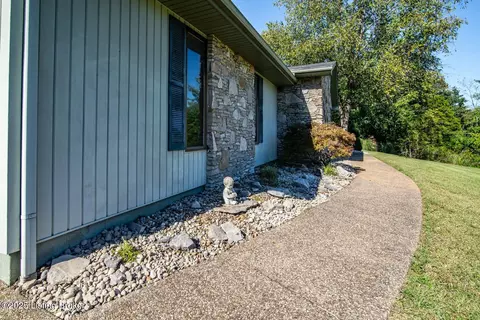 Exterior - 102 Thicket Ct, Radcliff, KY 40160 photo 11 of 18