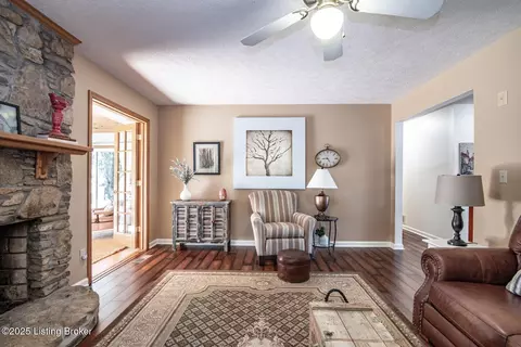 Living - 102 Thicket Ct, Radcliff, KY 40160 photo 4 of 4