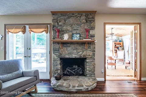 Entry Way - 102 Thicket Ct, Radcliff, KY 40160 photo 6 of 8