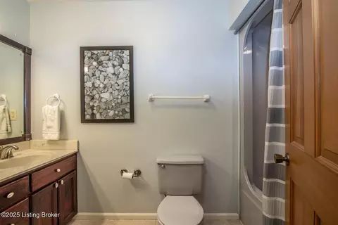 Bath - 102 Thicket Ct, Radcliff, KY 40160 photo 1 of 8