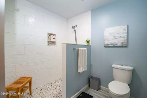 Bath - 102 Thicket Ct, Radcliff, KY 40160 photo 6 of 8