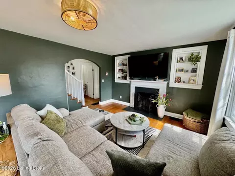 Living - 209 E Virginia Ave, Springfield, KY 40069 photo 3 of 3