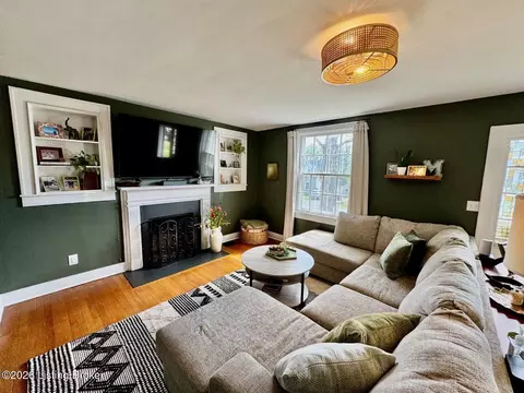 Living - 209 E Virginia Ave, Springfield, KY 40069 photo 2 of 3