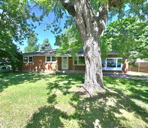 10704 Deering Rd, Louisville, KY 40272