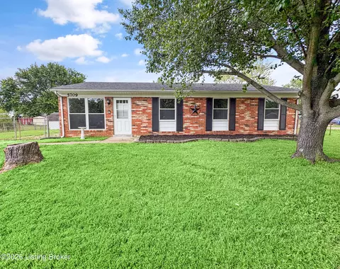 5709 Larkgrove Dr, Louisville, KY 40229