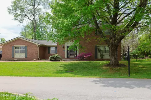 2426 Chattesworth Ln, Louisville, KY 40242