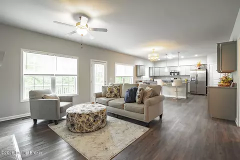 219 N Canterbury Glen Dr, Mount Washington, KY 40047