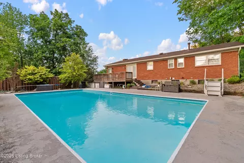 7404 Chant Ct, Louisville, KY 40214
