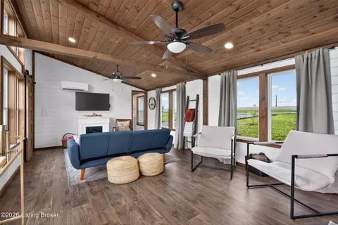Living - 199 Doe Run Ln, Springfield, KY 40069 photo 1 of 3