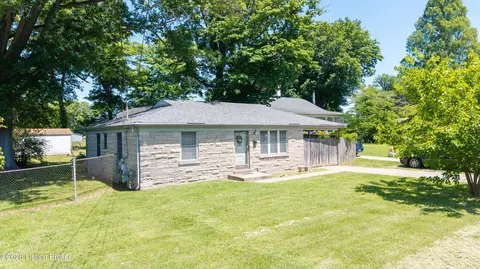 6413 North Dr, Louisville, KY 40272