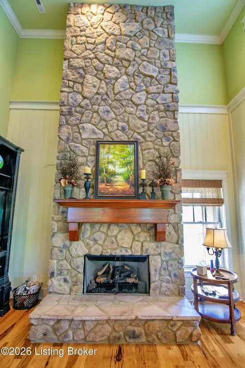 Living - 272 Eagle Point Dr, Austin, KY 42123 photo 5 of 7