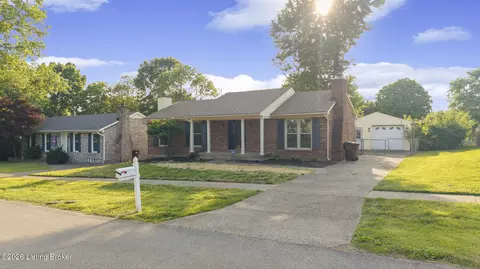 3902 Bristol Oaks Dr, Jeffersontown, KY 40299