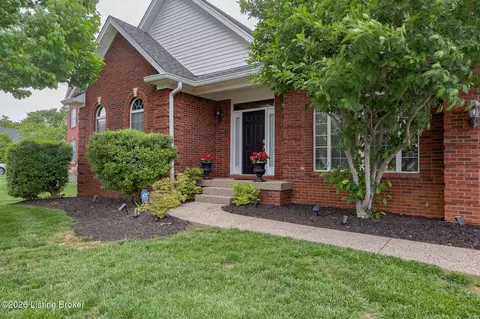 13801 Forest Bend Cir, Louisville, KY 40245