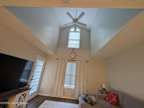 8439 Grand Trevi Dr, Louisville, KY 40228