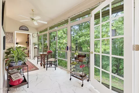 513 Village Lake Dr, Louisville, KY 40245