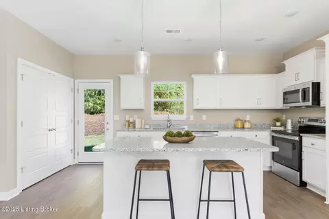 1146 Greens Dr, Simpsonville, KY 40067