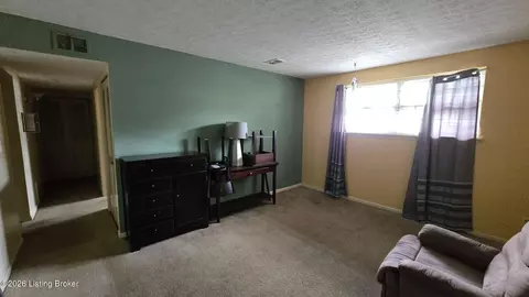 306 Chanel Ct #4, Louisville, KY 40218