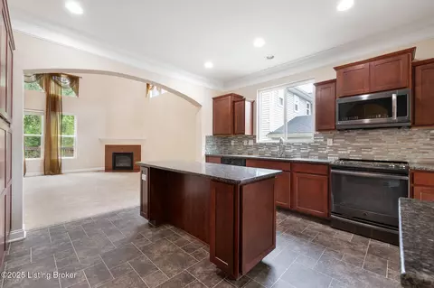 9108 Tamarack Grove Ln, Louisville, KY 40291