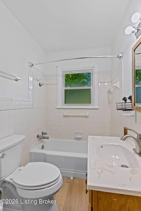 Bath - 330 Stringer Ln, Mount Washington, KY 40047 photo 1 of 4