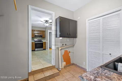 Entry Way - 330 Stringer Ln, Mount Washington, KY 40047 photo 4 of 4