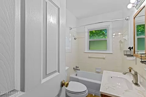 Bath - 330 Stringer Ln, Mount Washington, KY 40047 photo 2 of 4