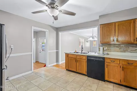 Entry Way - 330 Stringer Ln, Mount Washington, KY 40047 photo 2 of 4