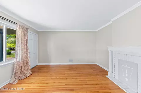 Living - 330 Stringer Ln, Mount Washington, KY 40047 photo 5 of 10