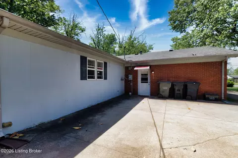 Exterior - 330 Stringer Ln, Mount Washington, KY 40047 photo 4 of 13