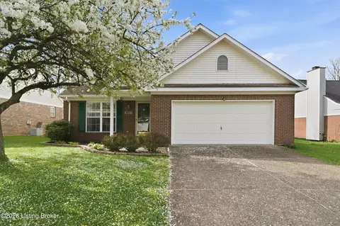 4827 Oak Pointe Dr, Louisville, KY 40245